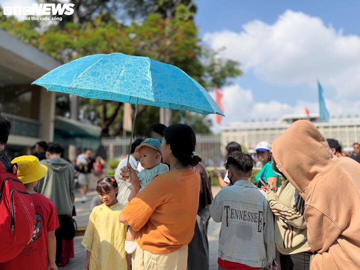 Cụ b&agrave; 80 tuổi x&uacute;c động thực hiện t&acirc;m nguyện cuối đời tại Dinh Độc Lập ng&agrave;y 30 / 4 - Ảnh 14.