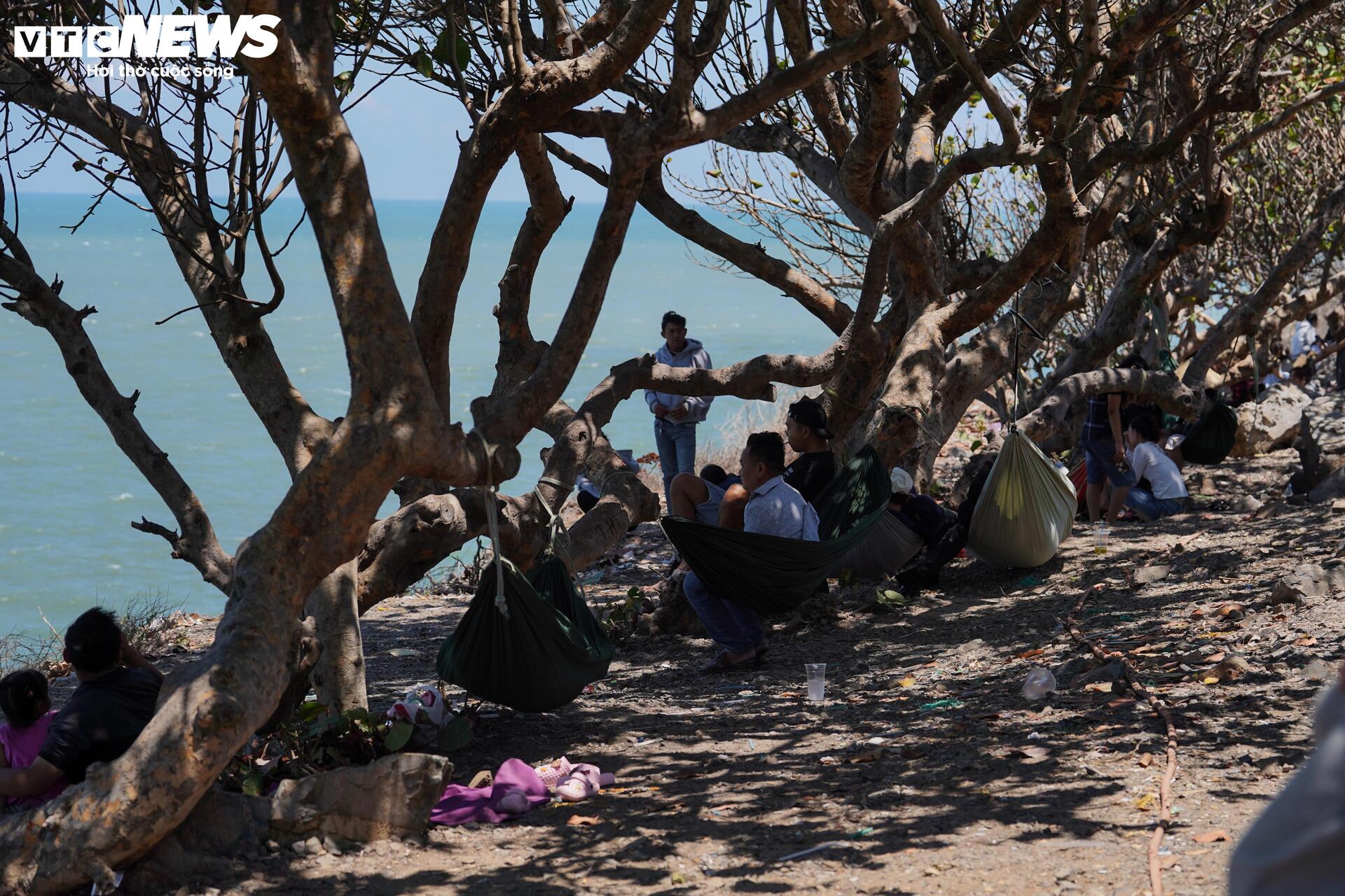 Ng&agrave;y đầu nghỉ lễ 30 / 4 , người d&acirc;n TP . HCM trải bạt chờ tắm biển Vũng T&agrave;u - Ảnh 2.