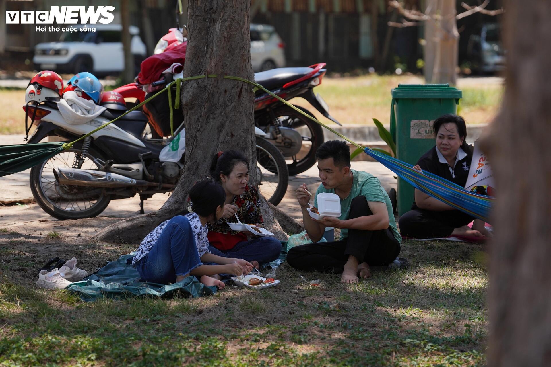 Ng&agrave;y đầu nghỉ lễ 30 / 4 , người d&acirc;n TP . HCM trải bạt chờ tắm biển Vũng T&agrave;u - Ảnh 4.