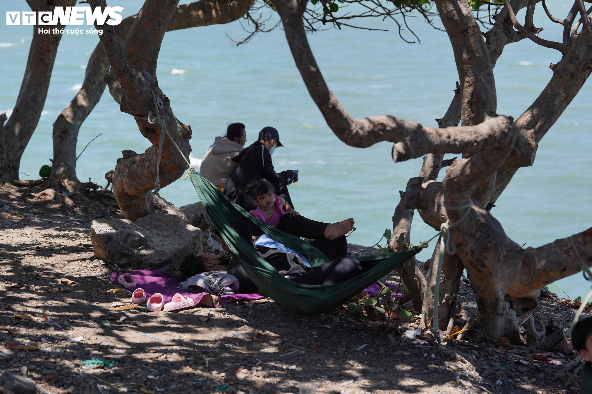 Ng&agrave;y đầu nghỉ lễ 30 / 4 , người d&acirc;n TP . HCM trải bạt chờ tắm biển Vũng T&agrave;u - Ảnh 12.