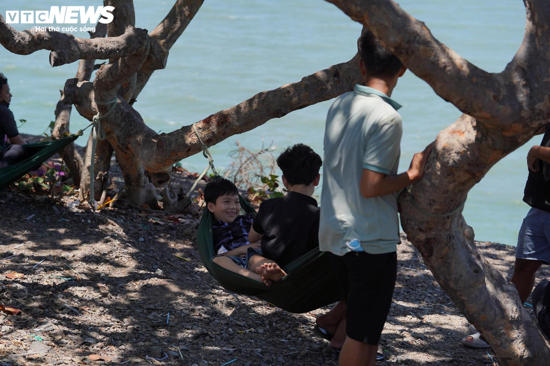 Ng&agrave;y đầu nghỉ lễ 30 / 4 , người d&acirc;n TP . HCM trải bạt chờ tắm biển Vũng T&agrave;u - Ảnh 9.