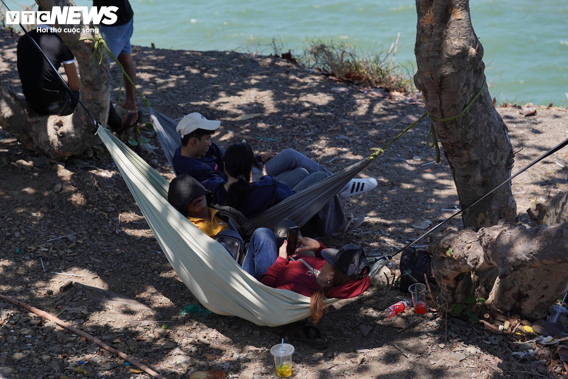 Ng&agrave;y đầu nghỉ lễ 30 / 4 , người d&acirc;n TP . HCM trải bạt chờ tắm biển Vũng T&agrave;u - Ảnh 3.