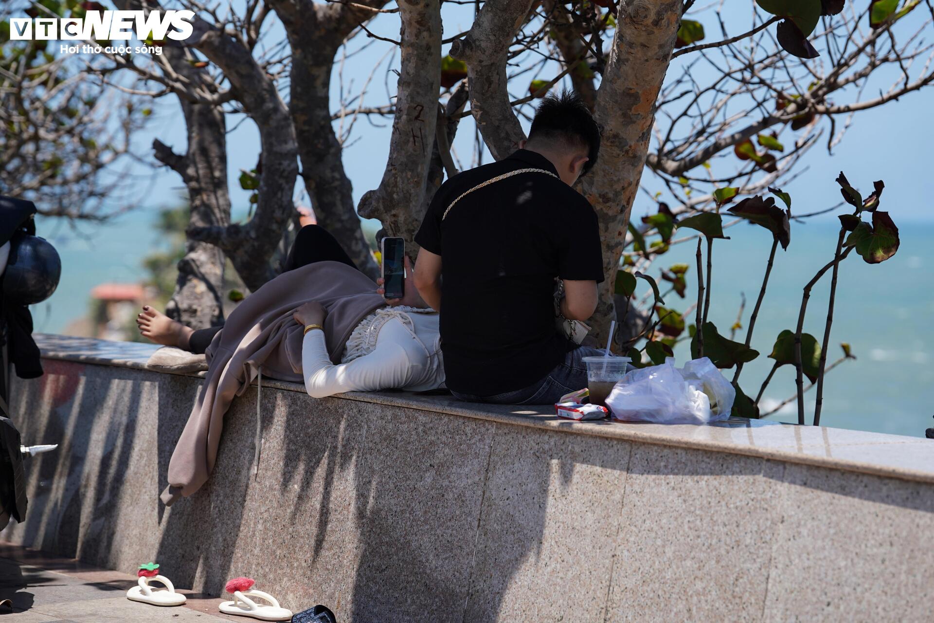 Ng&agrave;y đầu nghỉ lễ 30 / 4 , người d&acirc;n TP . HCM trải bạt chờ tắm biển Vũng T&agrave;u - Ảnh 7.