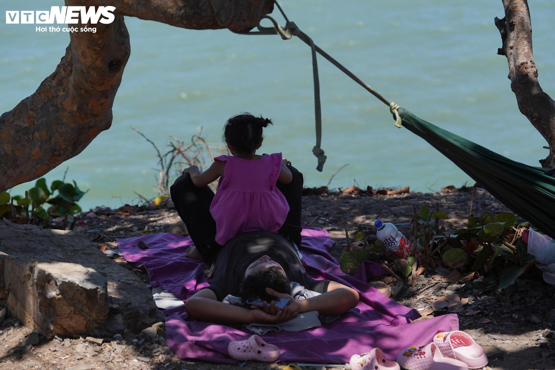 Ng&agrave;y đầu nghỉ lễ 30 / 4 , người d&acirc;n TP . HCM trải bạt chờ tắm biển Vũng T&agrave;u - Ảnh 8.