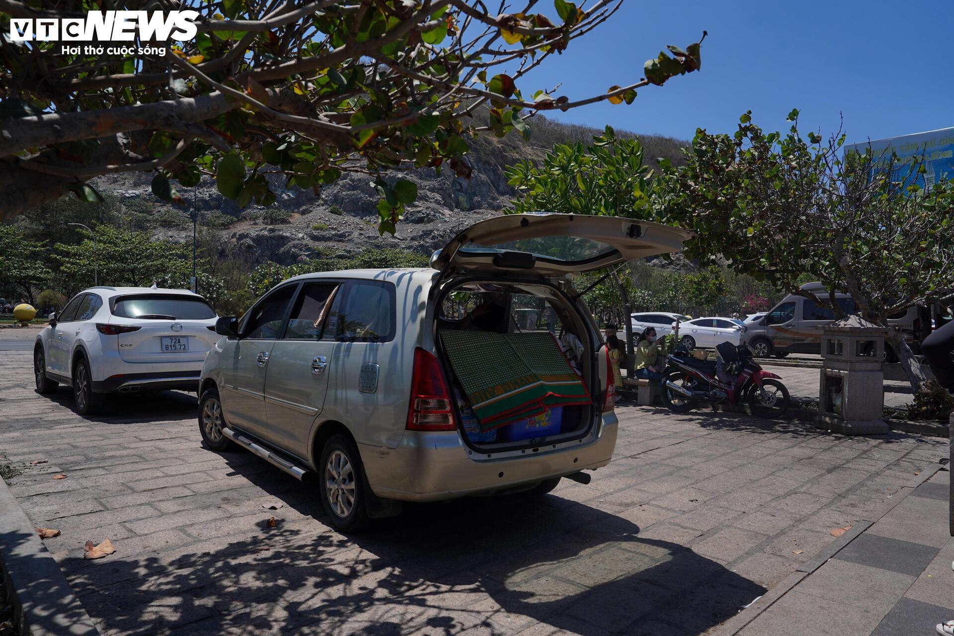 Ng&agrave;y đầu nghỉ lễ 30 / 4 , người d&acirc;n TP . HCM trải bạt chờ tắm biển Vũng T&agrave;u - Ảnh 11.