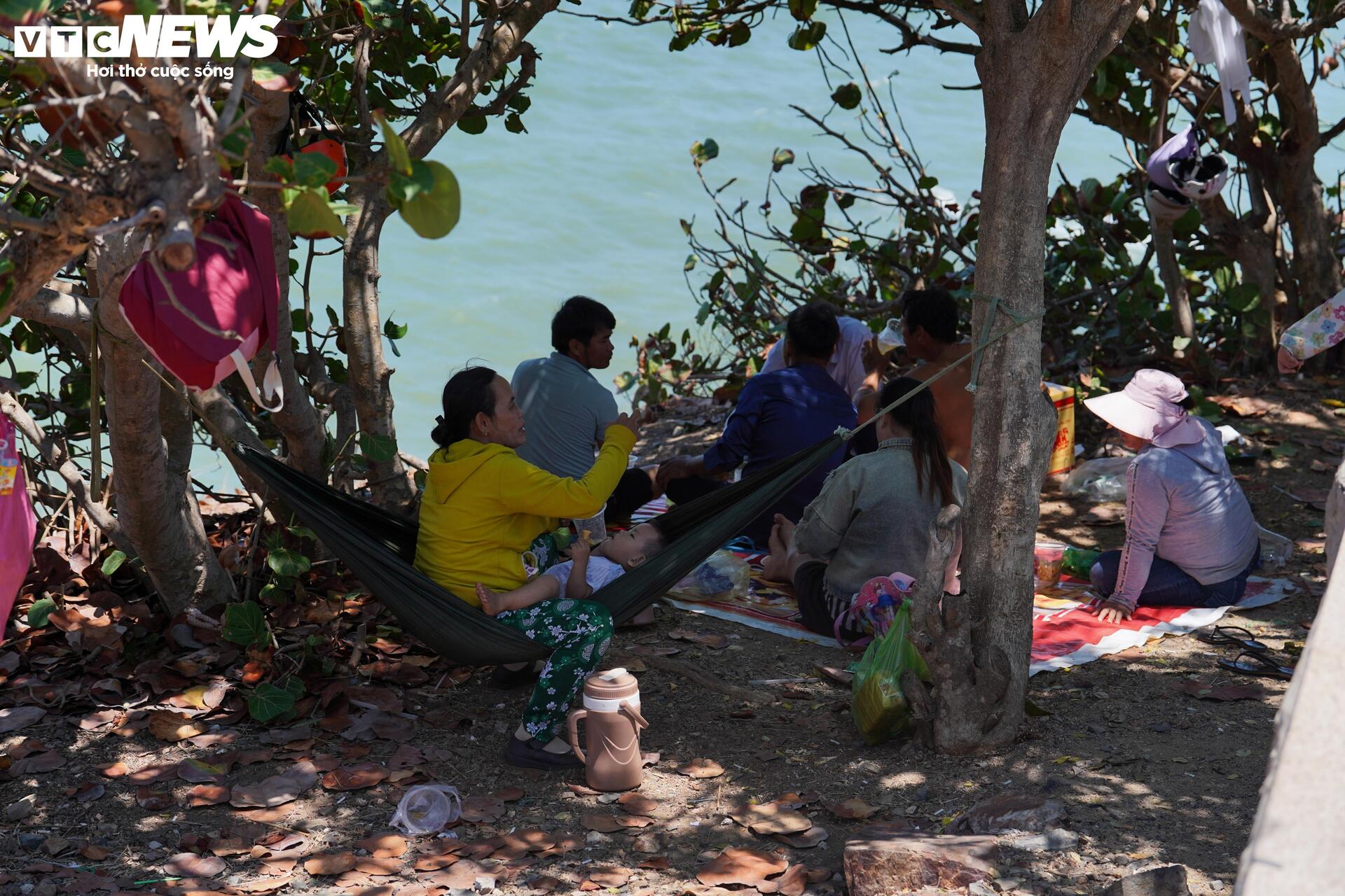 Ng&agrave;y đầu nghỉ lễ 30 / 4 , người d&acirc;n TP . HCM trải bạt chờ tắm biển Vũng T&agrave;u - Ảnh 6.