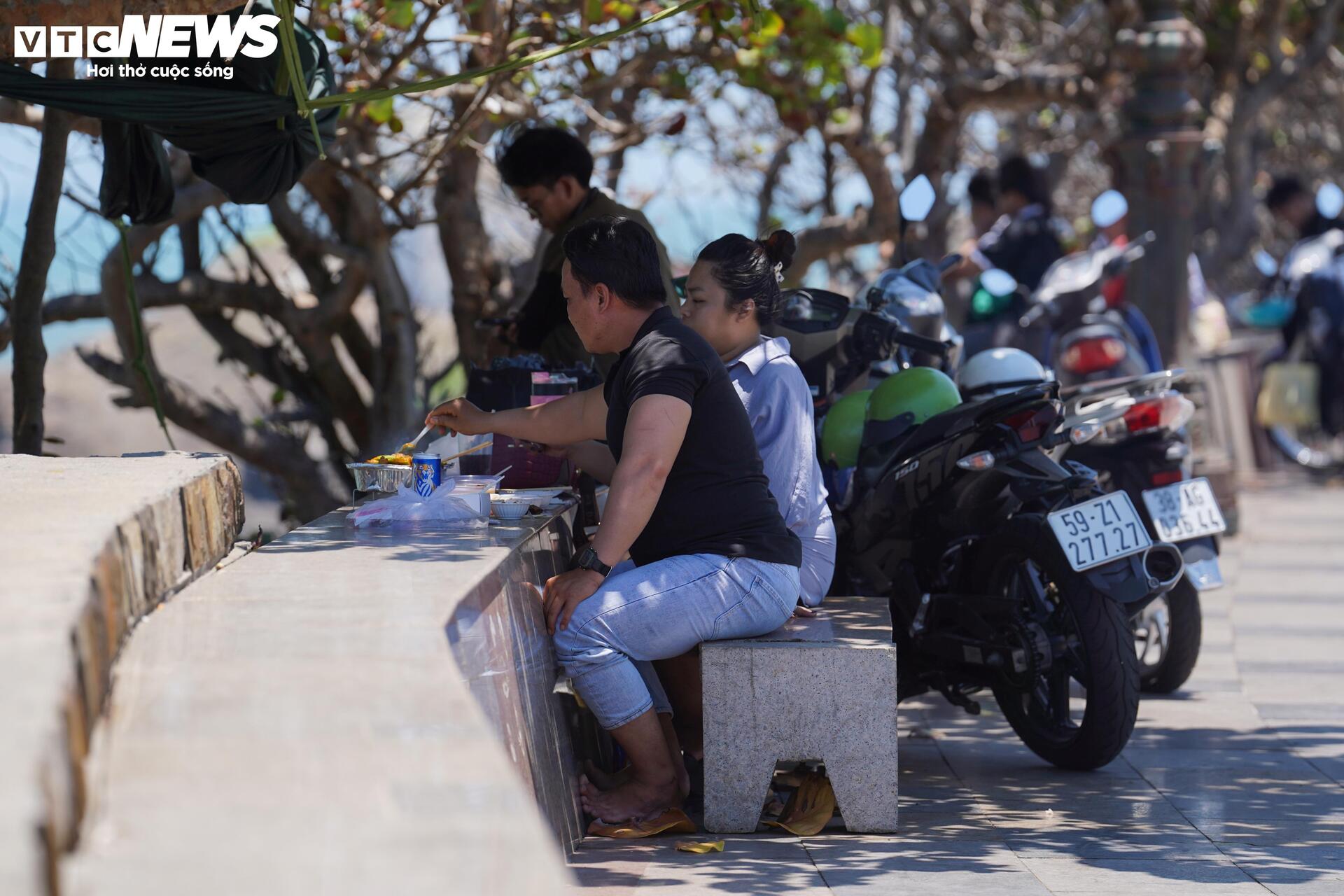 Ng&agrave;y đầu nghỉ lễ 30 / 4 , người d&acirc;n TP . HCM trải bạt chờ tắm biển Vũng T&agrave;u - Ảnh 10.