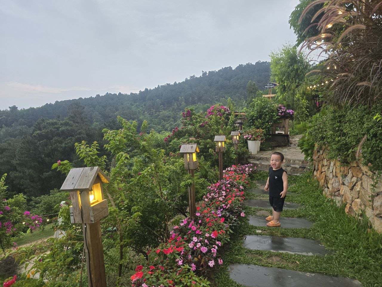 T&ocirc;i khuy&ecirc;n c&aacute;c mẹ: Cho con đi du lịch th&igrave; cứ phi&ecirc;n phiến đi một ch&uacute;t!- Ảnh 1.