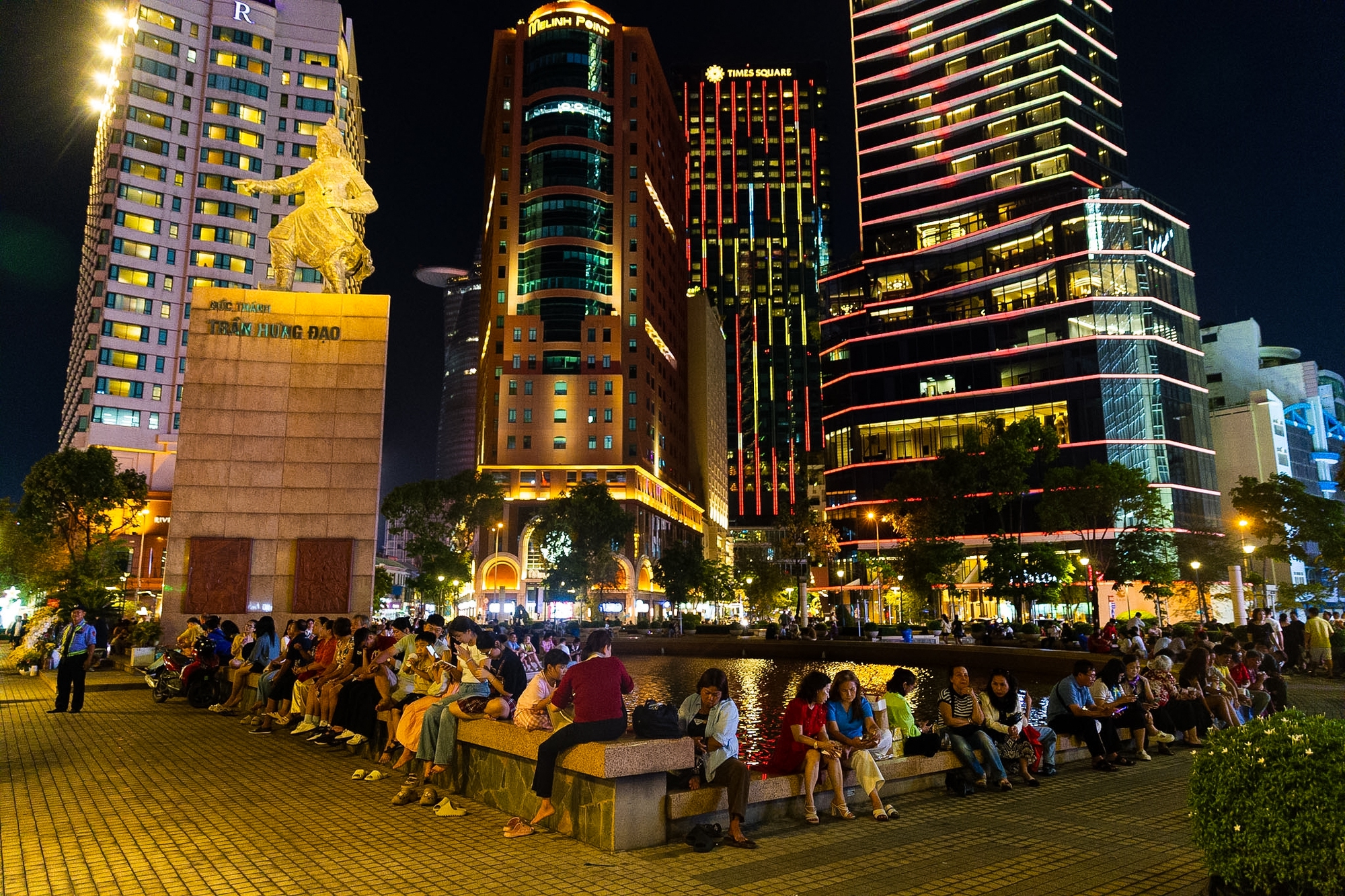 Rực rỡ ph&aacute;o hoa tr&ecirc;n bầu trời TP.HCM đ&ecirc;m 30/4 - Ảnh 7.