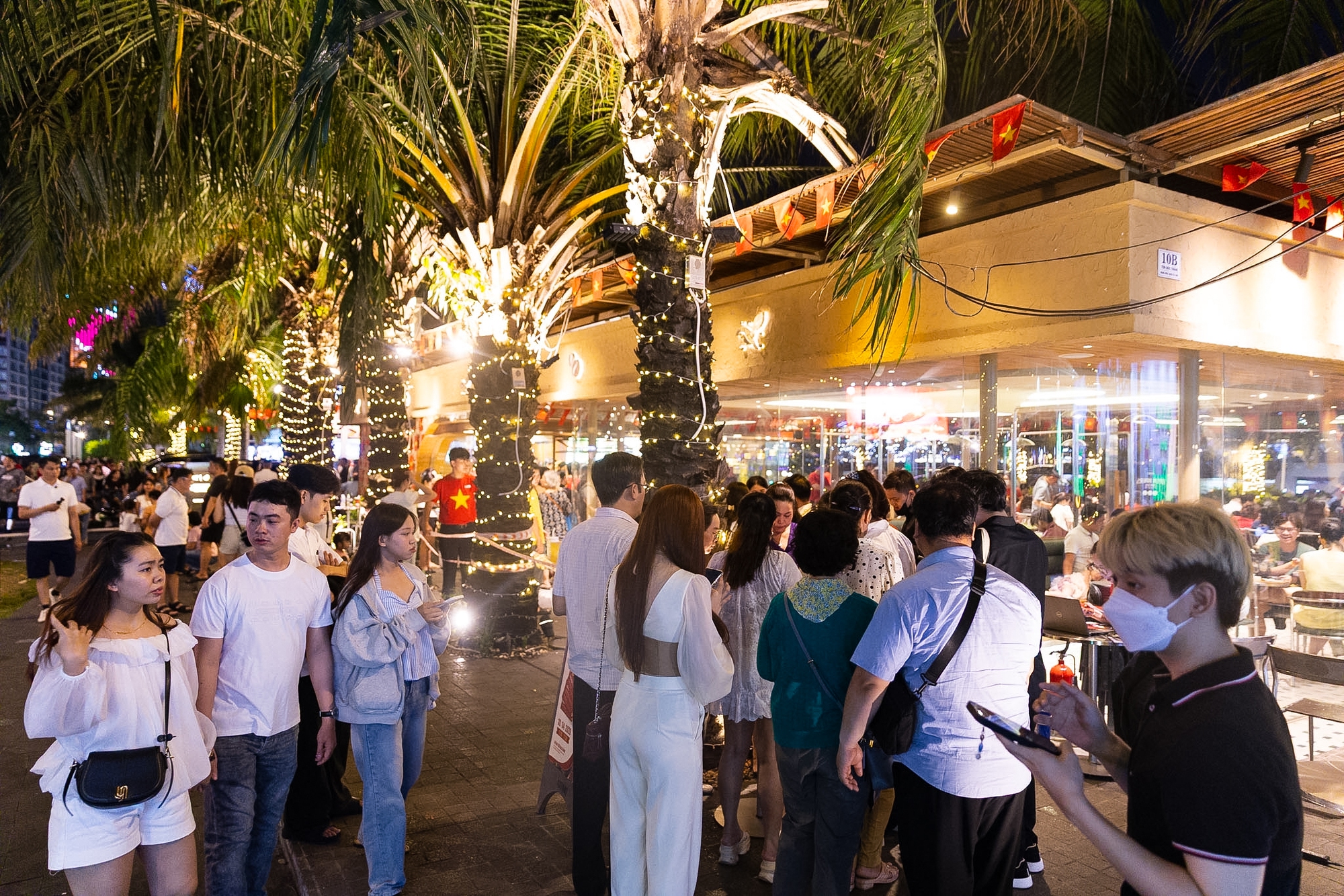 Rực rỡ ph&aacute;o hoa tr&ecirc;n bầu trời TP.HCM đ&ecirc;m 30/4 - Ảnh 6.