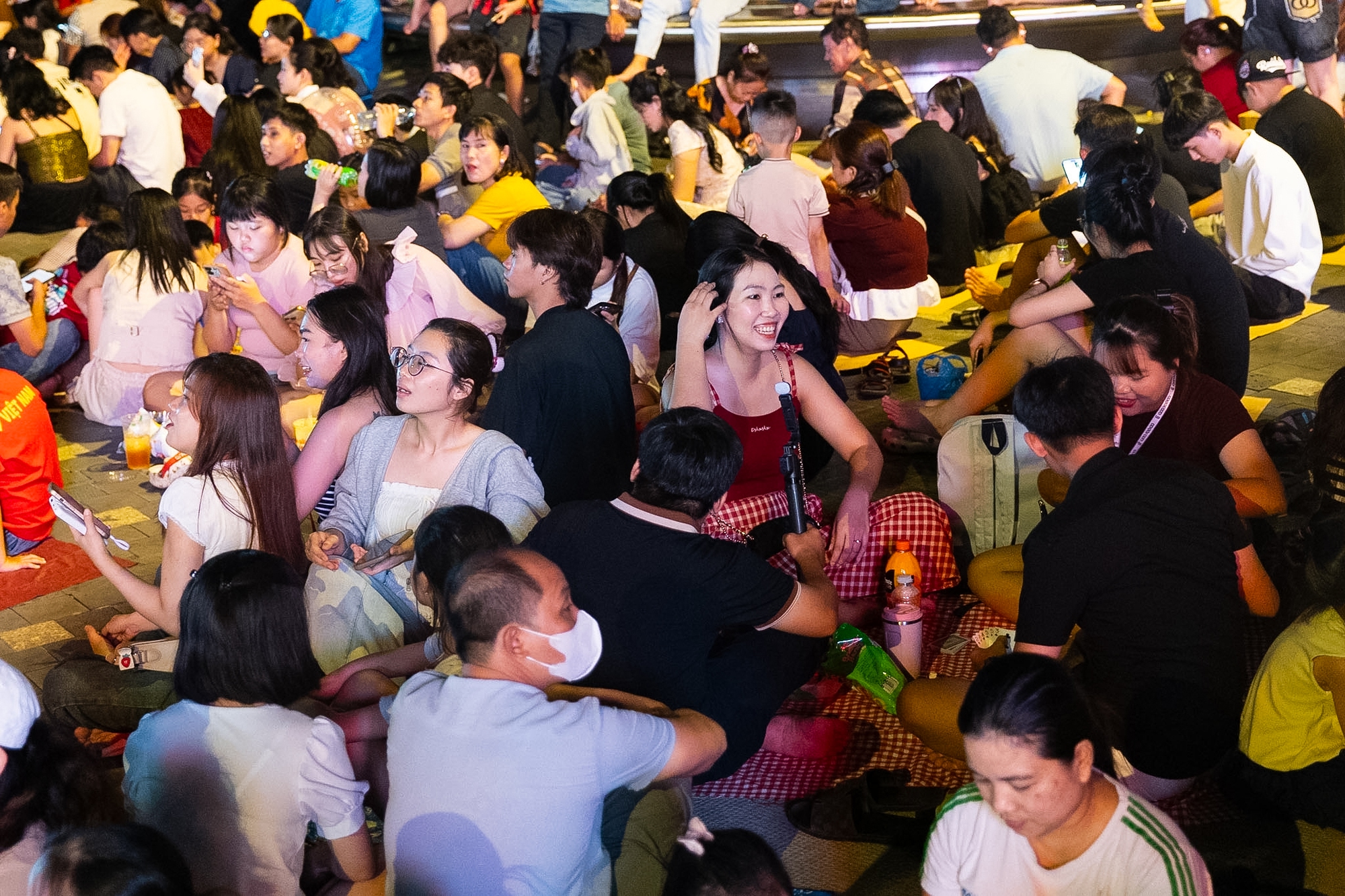 Rực rỡ ph&aacute;o hoa tr&ecirc;n bầu trời TP.HCM đ&ecirc;m 30/4 - Ảnh 4.