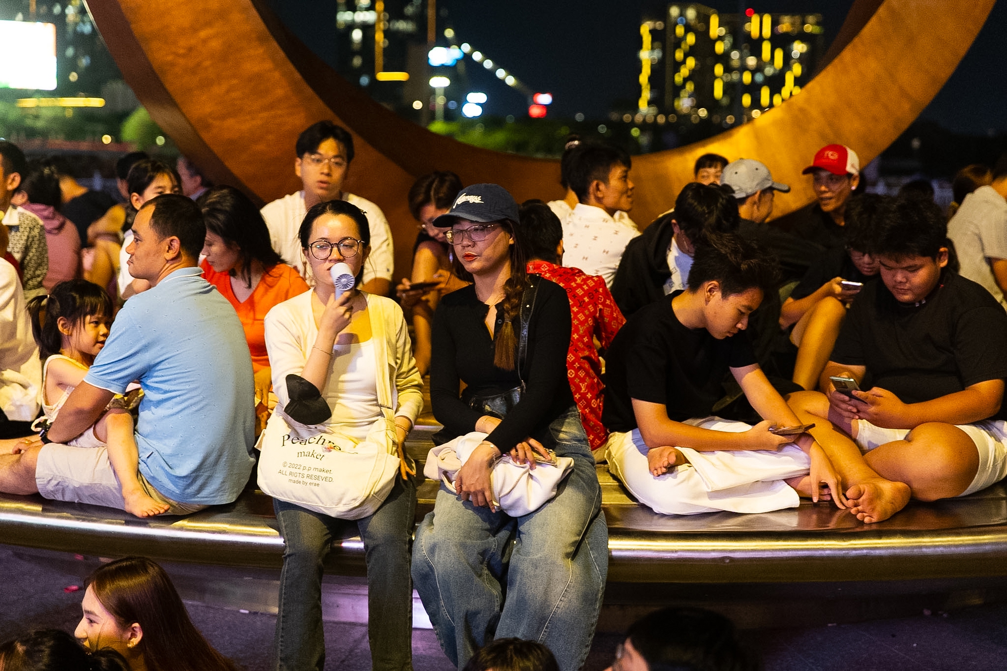 Rực rỡ ph&aacute;o hoa tr&ecirc;n bầu trời TP.HCM đ&ecirc;m 30/4 - Ảnh 3.