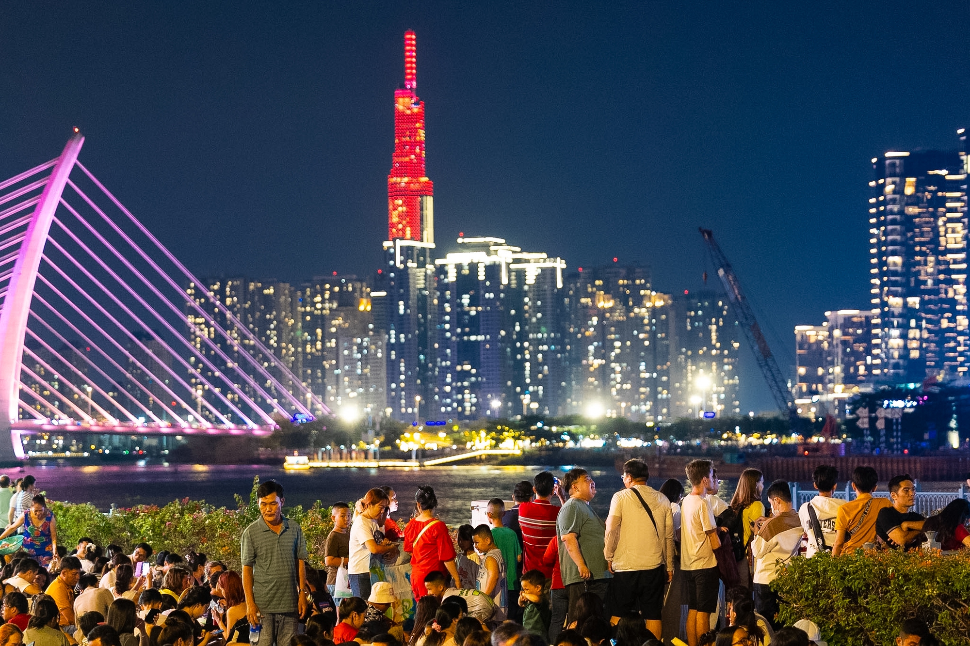 Rực rỡ ph&aacute;o hoa tr&ecirc;n bầu trời TP.HCM đ&ecirc;m 30/4 - Ảnh 1.