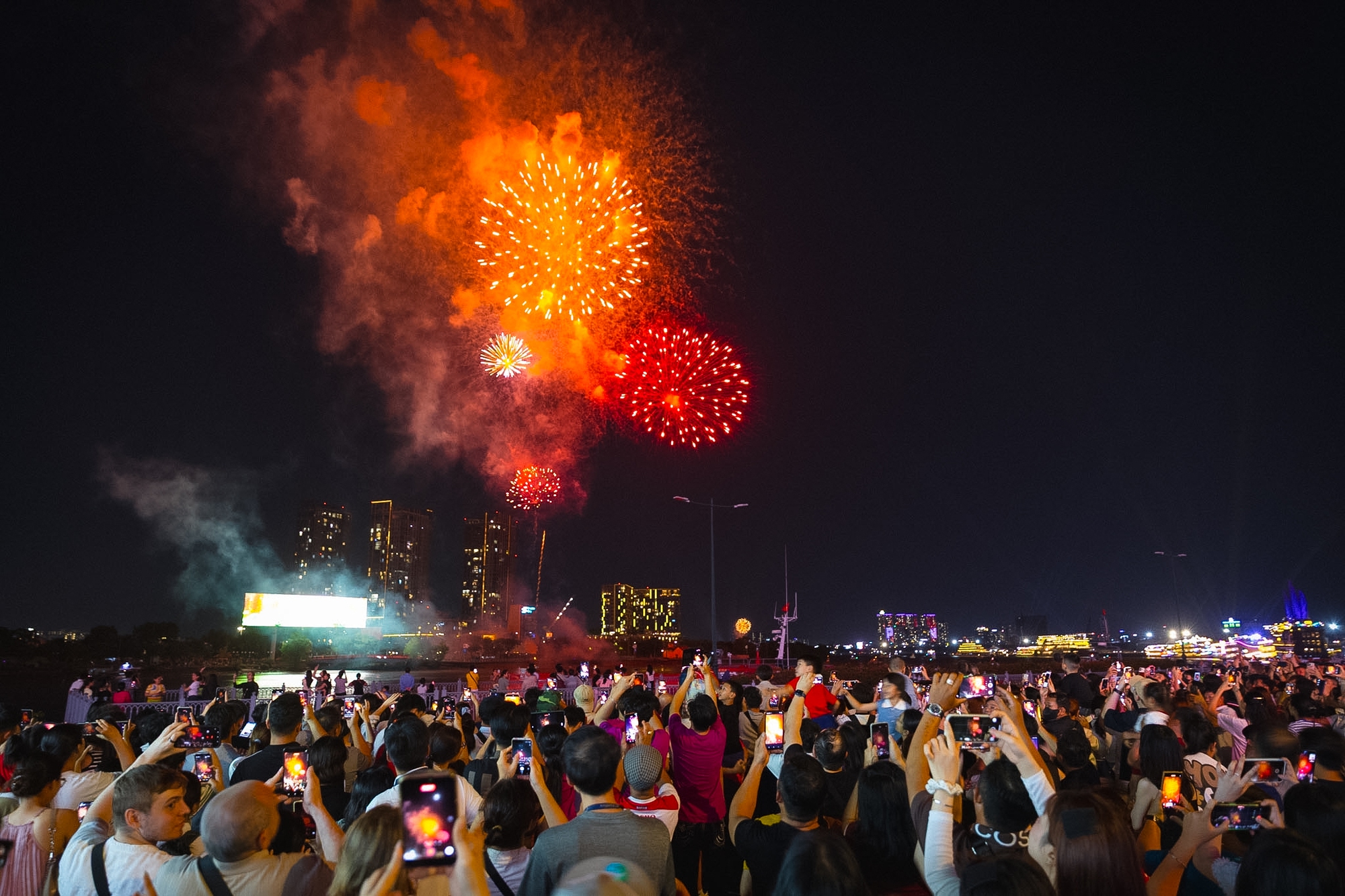 Rực rỡ ph&aacute;o hoa tr&ecirc;n bầu trời TP.HCM đ&ecirc;m 30/4 - Ảnh 17.