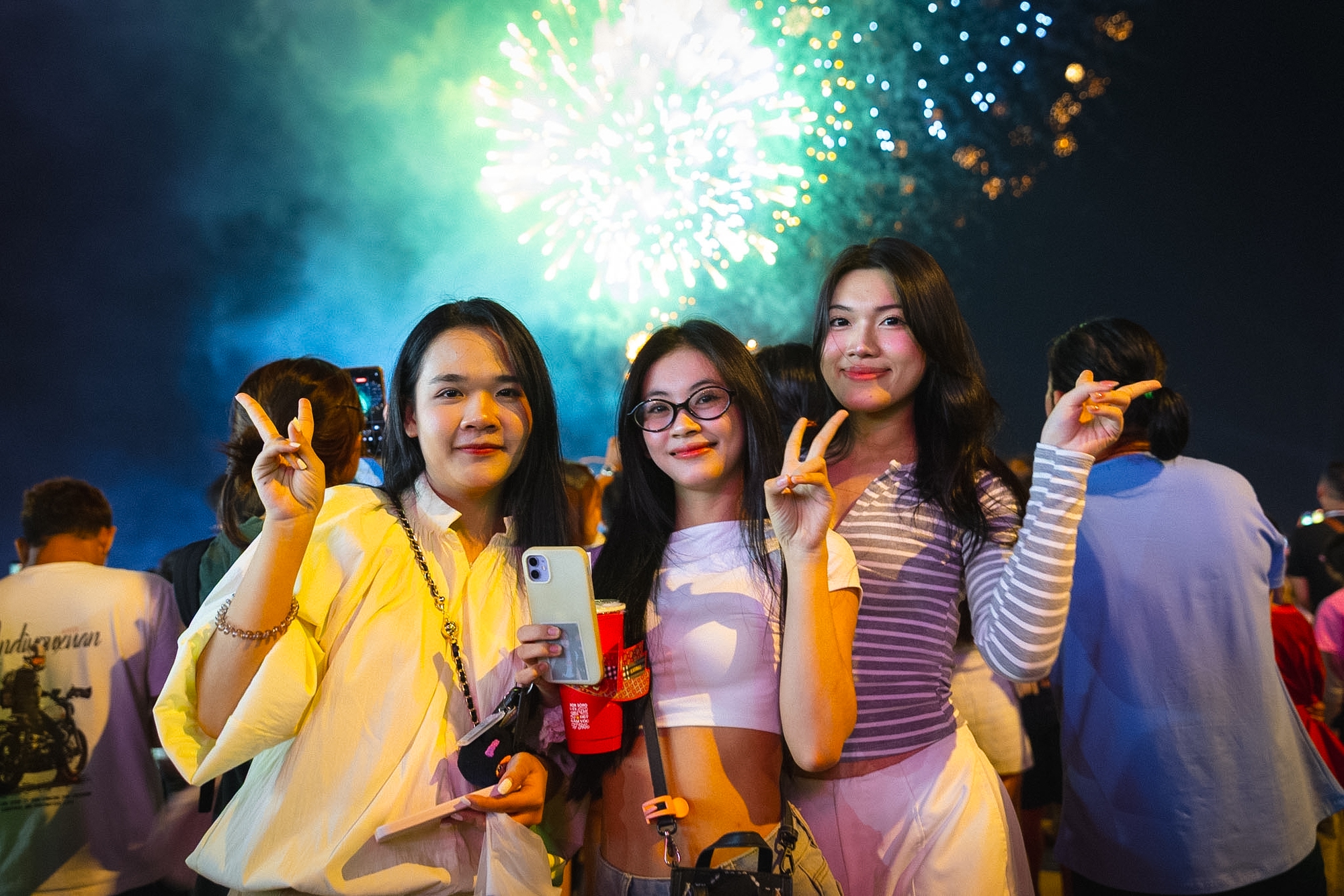 Rực rỡ ph&aacute;o hoa tr&ecirc;n bầu trời TP.HCM đ&ecirc;m 30/4 - Ảnh 21.