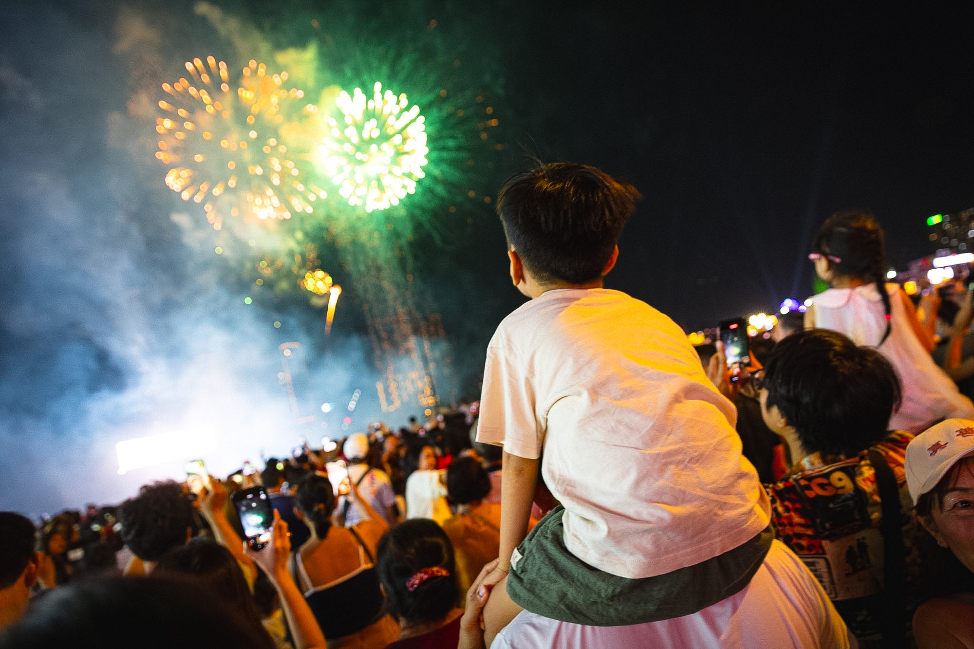 Rực rỡ ph&aacute;o hoa tr&ecirc;n bầu trời TP.HCM đ&ecirc;m 30/4 - Ảnh 20.