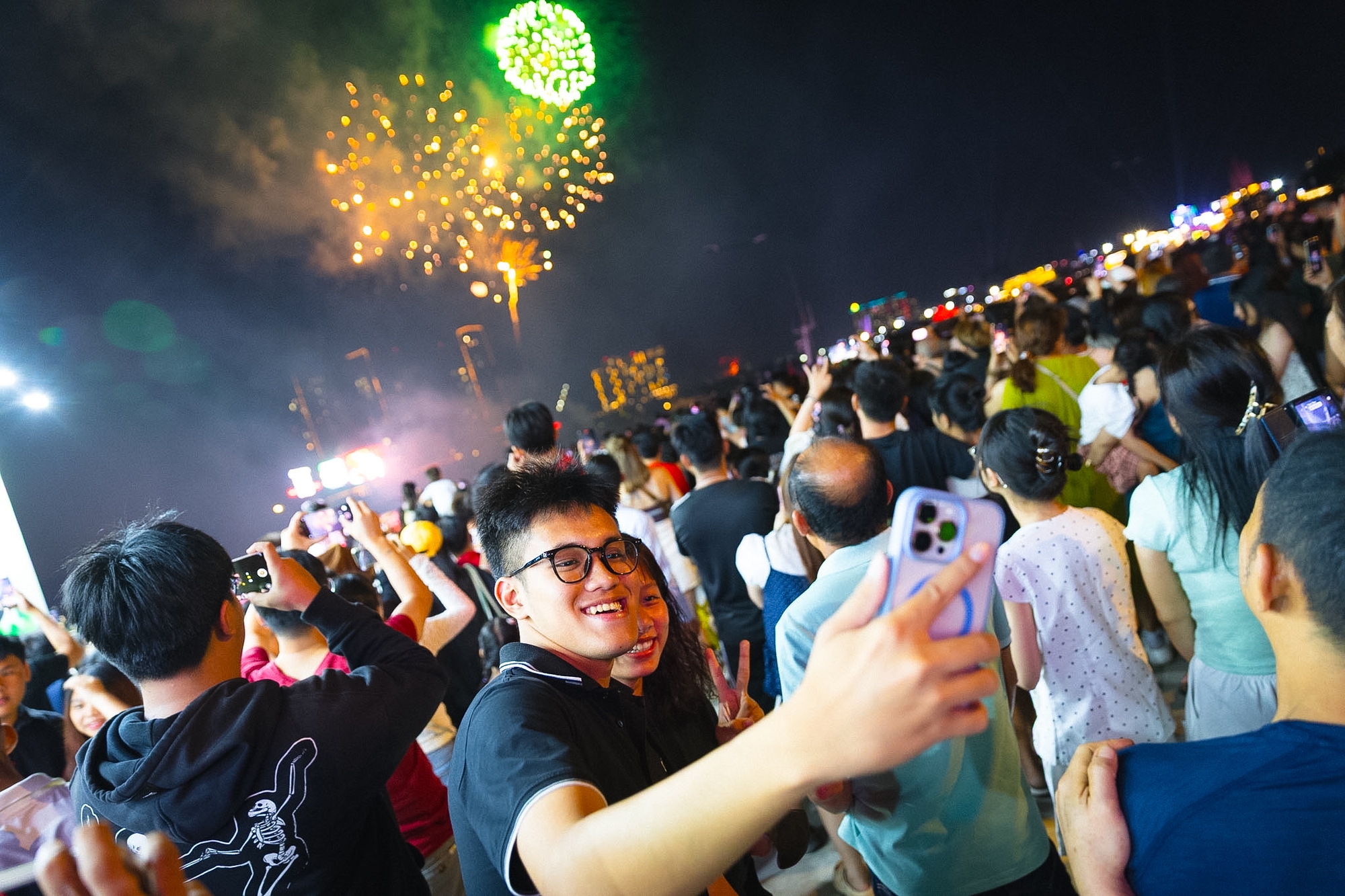 Rực rỡ ph&aacute;o hoa tr&ecirc;n bầu trời TP.HCM đ&ecirc;m 30/4 - Ảnh 18.