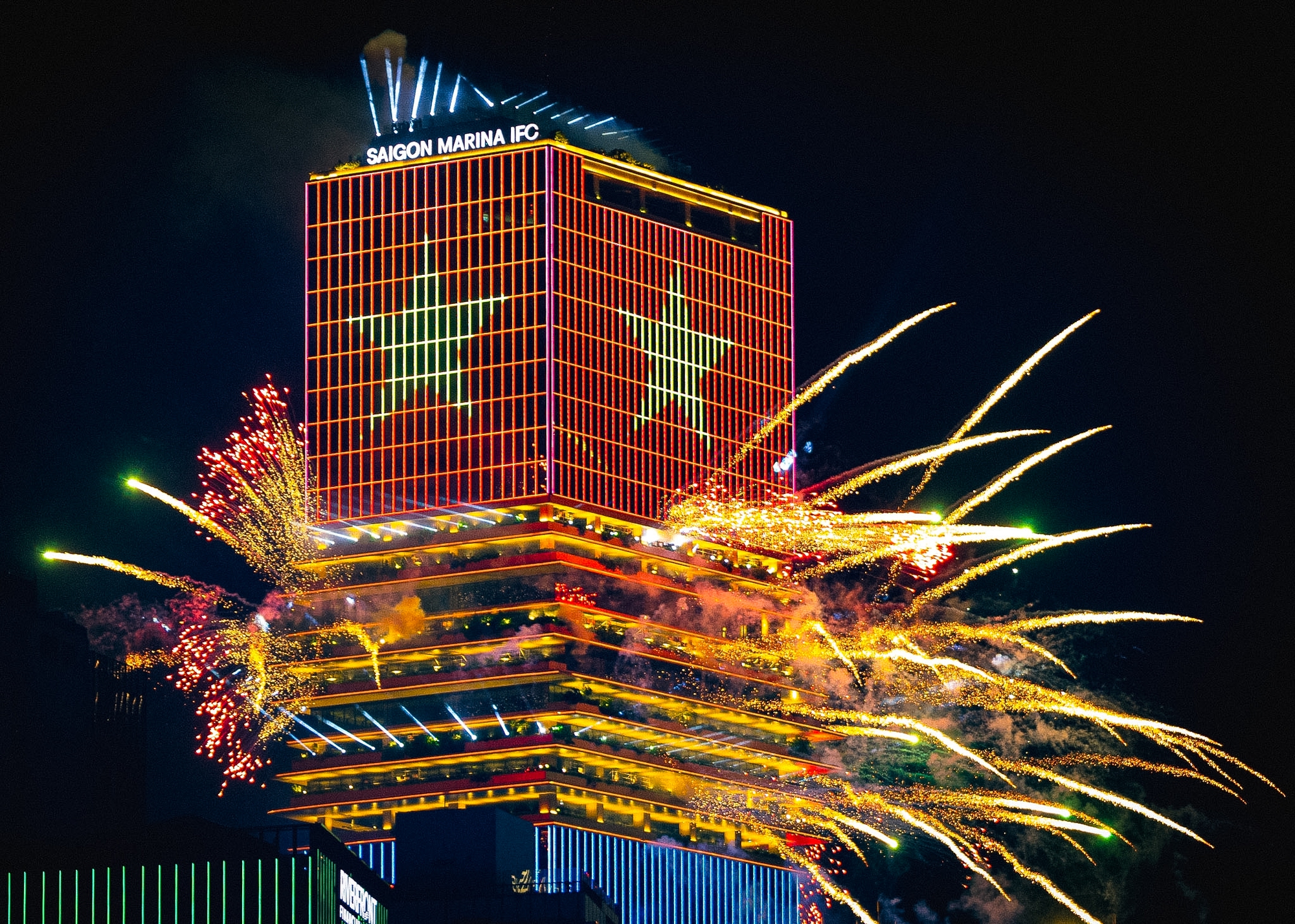 Rực rỡ ph&aacute;o hoa tr&ecirc;n bầu trời TP.HCM đ&ecirc;m 30/4 - Ảnh 11.