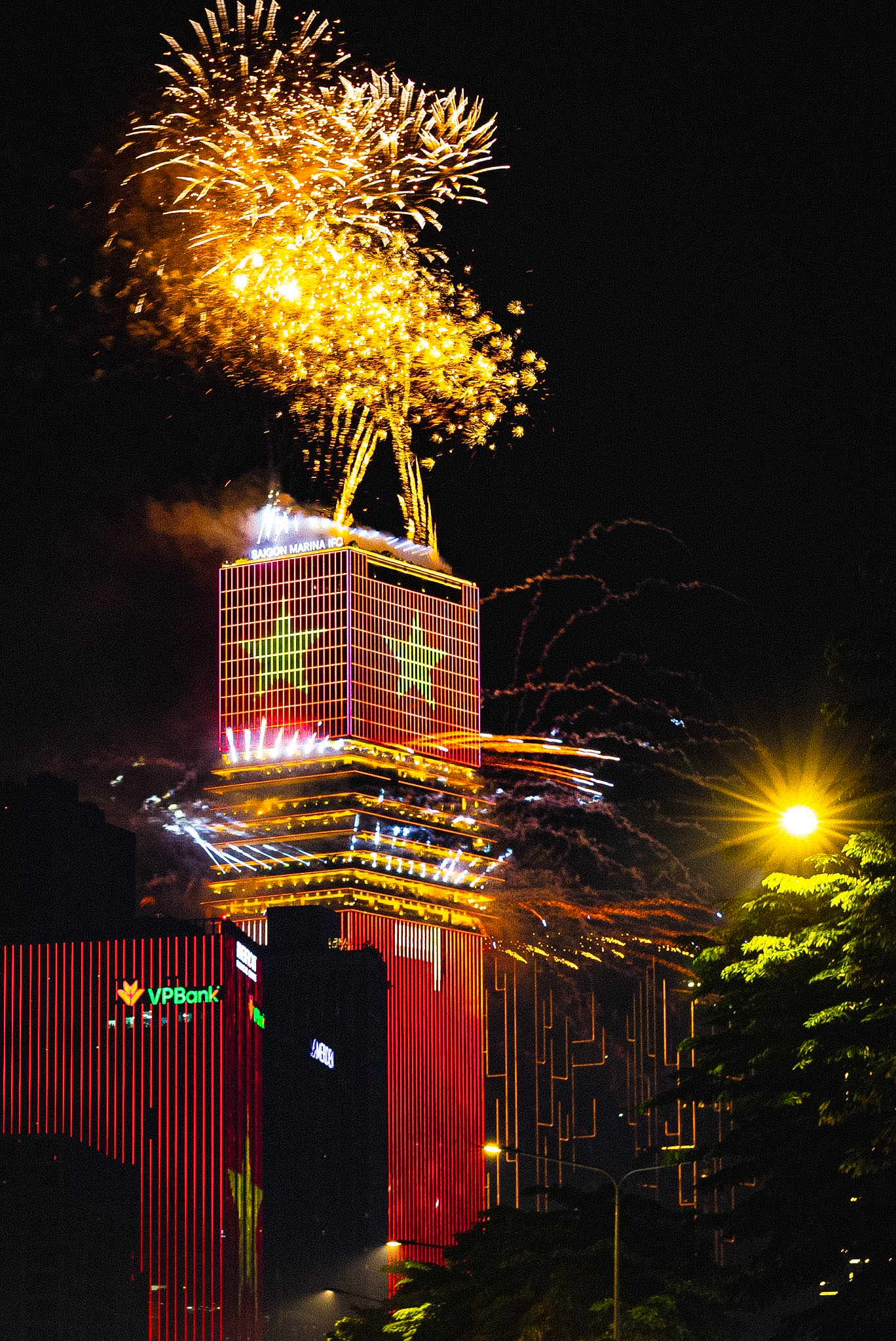 Rực rỡ ph&aacute;o hoa tr&ecirc;n bầu trời TP.HCM đ&ecirc;m 30/4 - Ảnh 12.