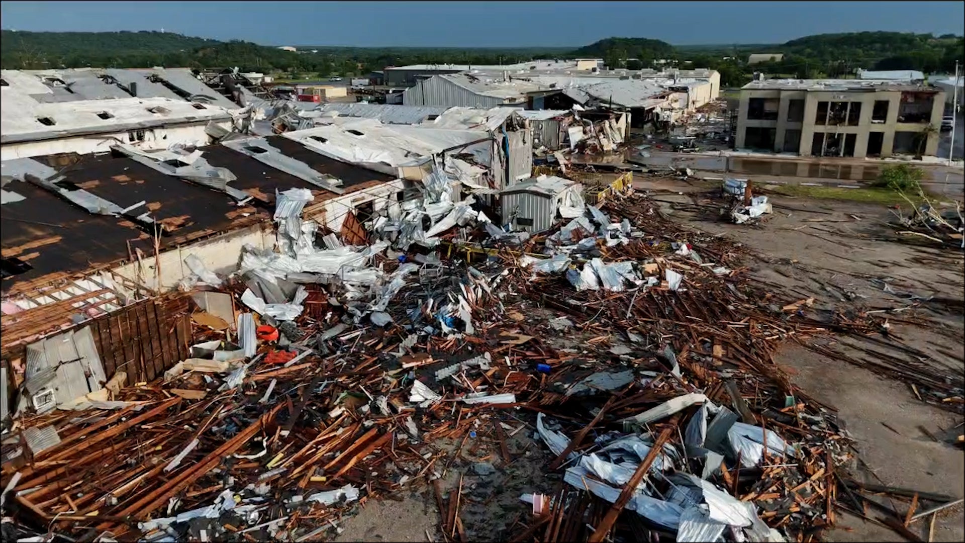 Lốc x&oacute;ay mạnh 233 km / h t&agrave;n ph&aacute; thị trấn Mineral Wells , Texas Năm 2026 - Ảnh 1.