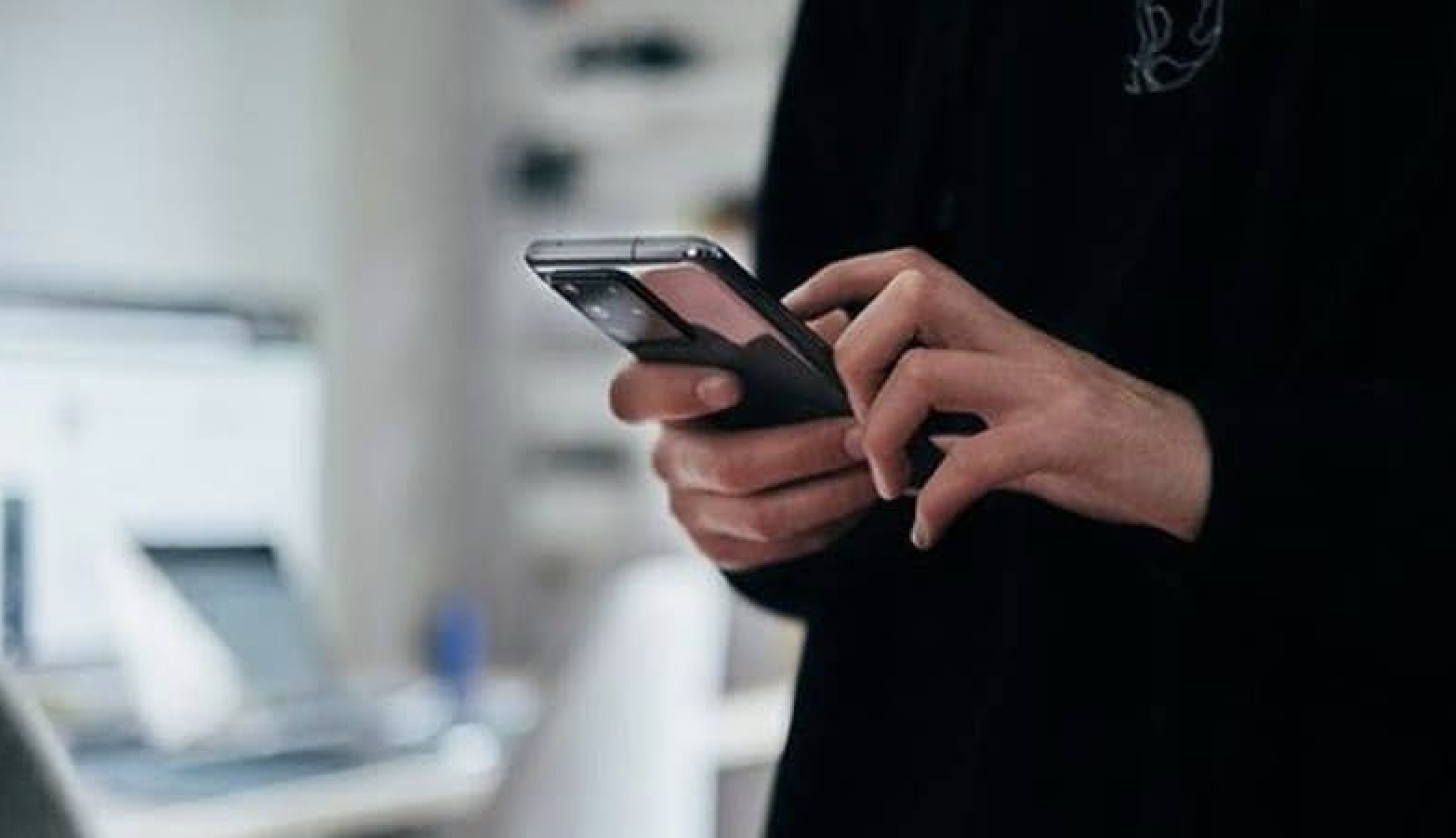 Cảnh b&aacute;o chi&ecirc;u lừa đảo tinh vi: Điện thoại đơ mất hơn 38 triệu đồng năm 2026 - Ảnh 1.