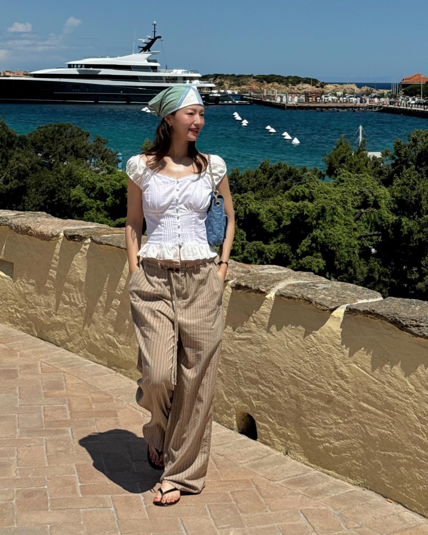 4 Cách phối quần ống rộng hoàn hảo cho chuyến du lịch thêm phong cách năm 2026 - Ảnh 9.