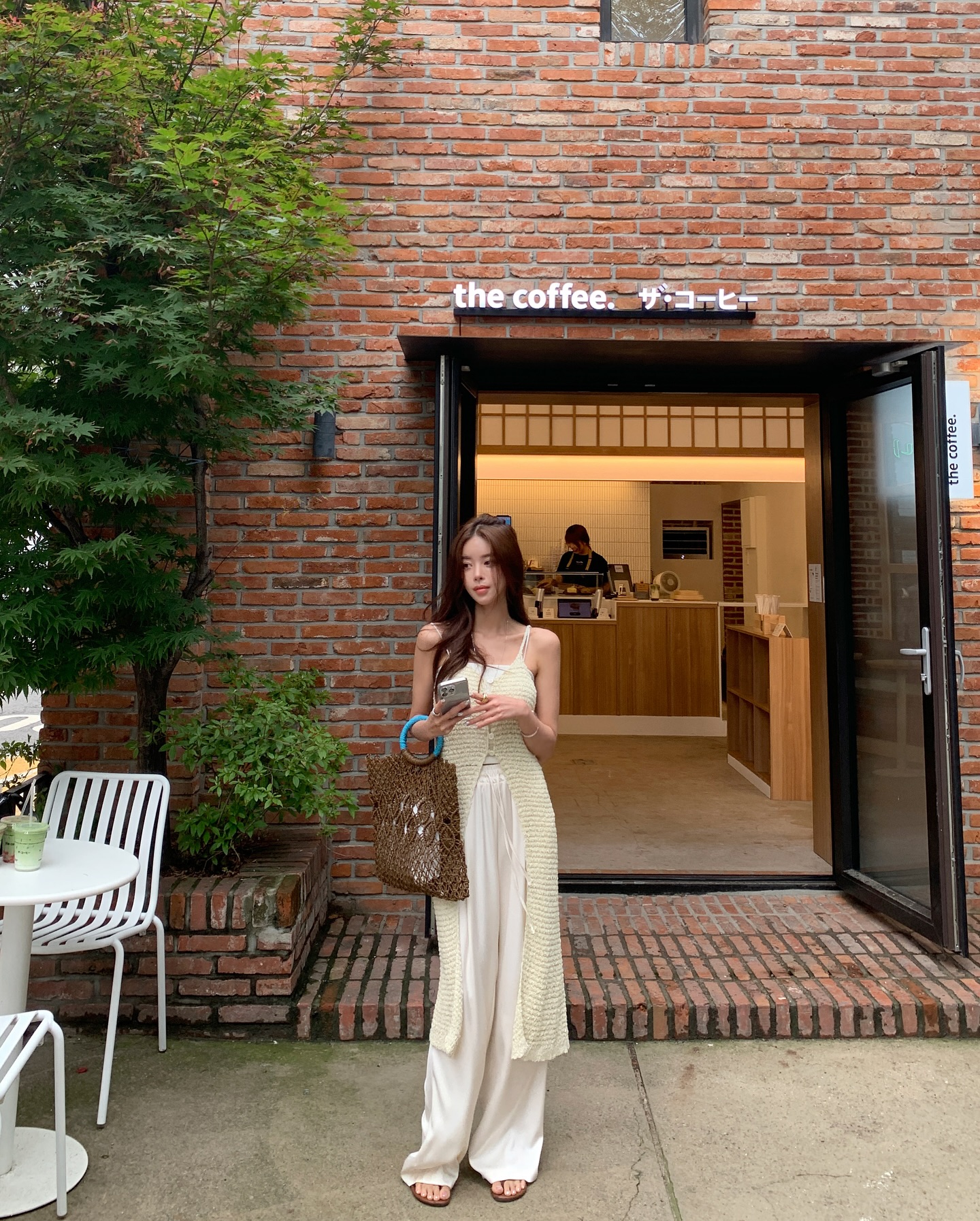 4 Cách phối quần ống rộng hoàn hảo cho chuyến du lịch thêm phong cách năm 2026 - Ảnh 4.