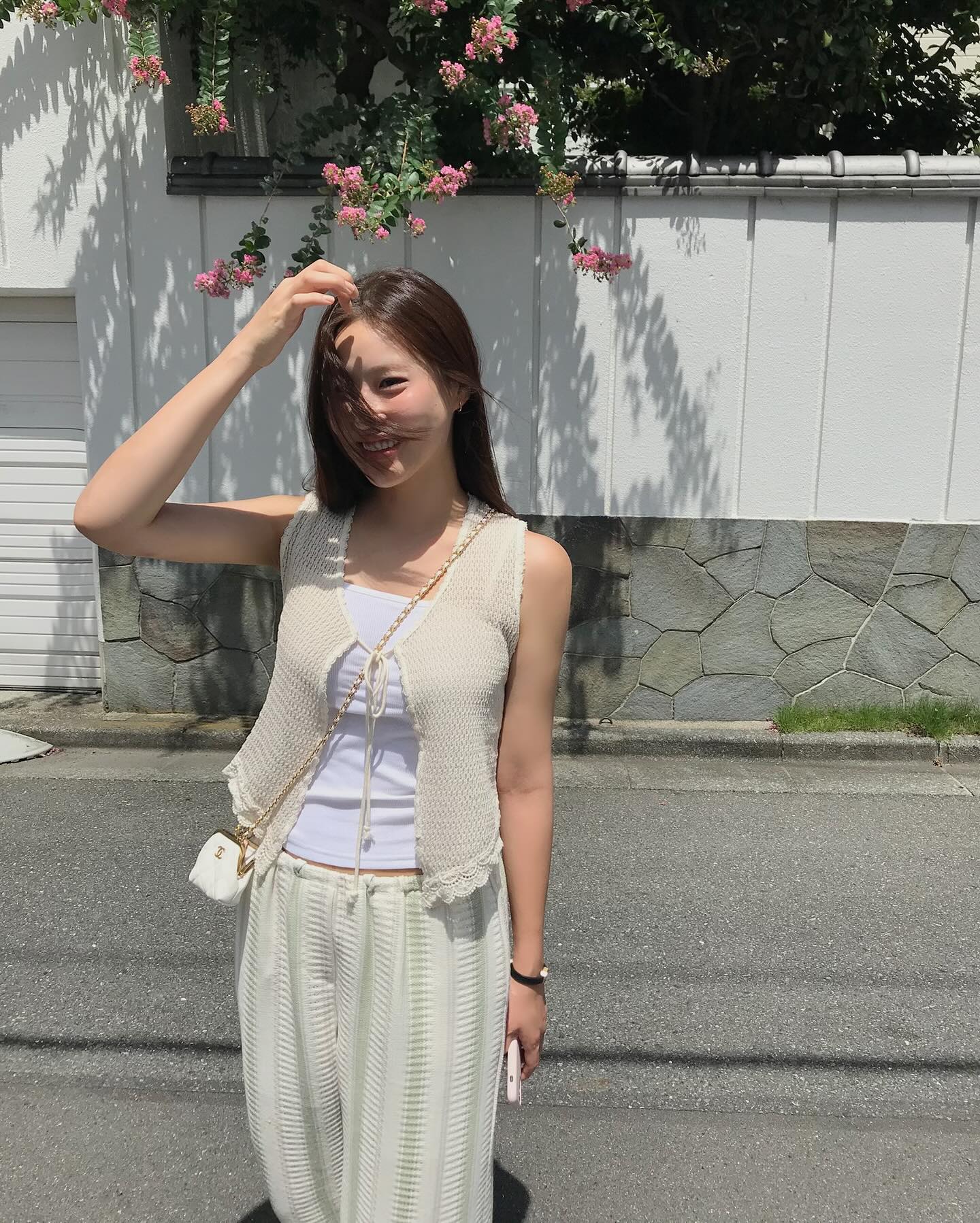 4 Cách phối quần ống rộng hoàn hảo cho chuyến du lịch thêm phong cách năm 2026 - Ảnh 1.