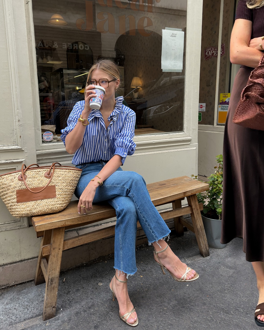 5 C&aacute;ch mặc quần jeans m&ugrave;a h&egrave; của phụ nữ Ph&aacute;p trẻ trung v&agrave; thanh lịch - Ảnh 4.