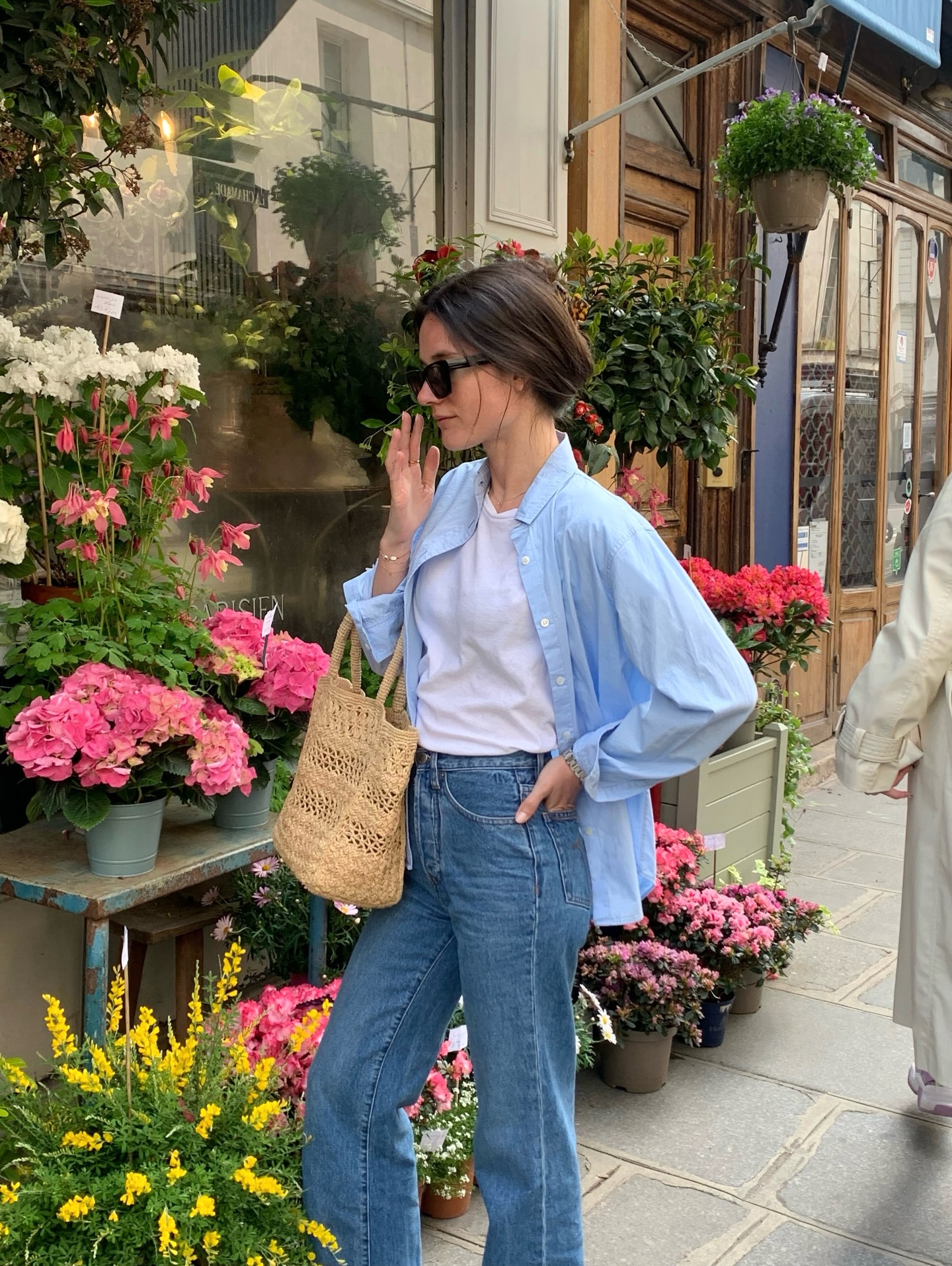 5 C&aacute;ch mặc quần jeans m&ugrave;a h&egrave; của phụ nữ Ph&aacute;p trẻ trung v&agrave; thanh lịch - Ảnh 7.