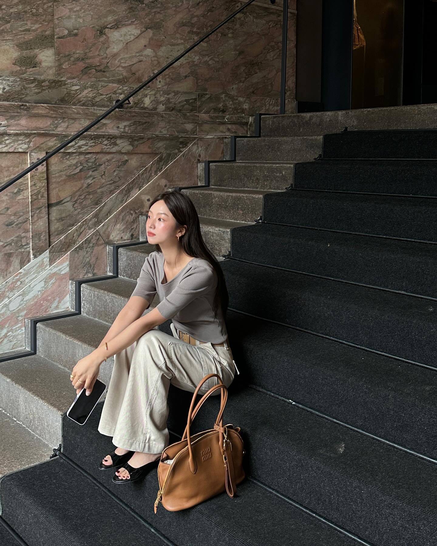 4 Cách phối quần ống rộng hoàn hảo cho chuyến du lịch thêm phong cách năm 2026 - Ảnh 7.