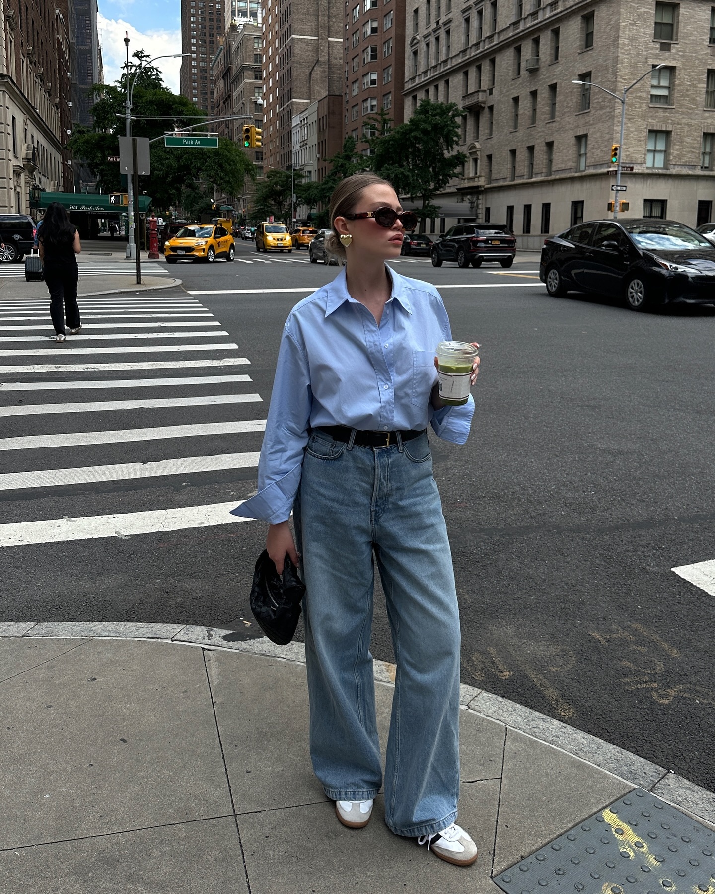 5 C&aacute;ch mặc quần jeans m&ugrave;a h&egrave; của phụ nữ Ph&aacute;p trẻ trung v&agrave; thanh lịch - Ảnh 6.