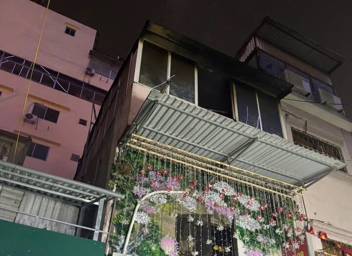 Ch&aacute;y nh&agrave; do nấu ăn, 2 th&agrave;nh vi&ecirc;n cứu hỏa bị ngạt kh&oacute;i tại H&agrave; Nội - Ảnh 1.