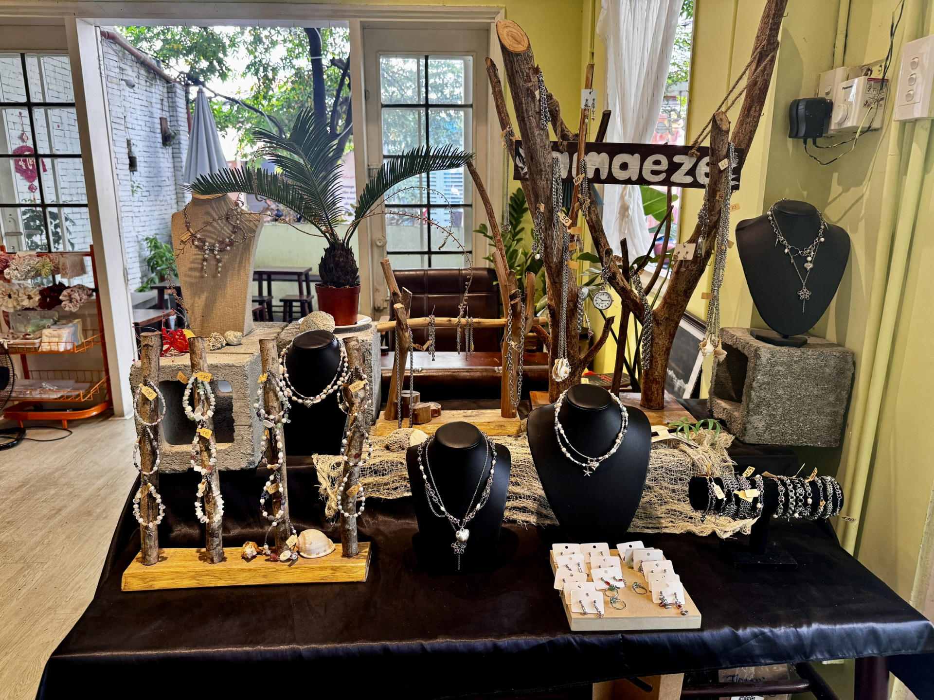 Kh&aacute;ch ngồi 10 tiếng tại qu&aacute;n c&agrave; ph&ecirc; v&agrave; đ&aacute;nh gi&aacute; 1 sao: Sự thật bất ngờ từ M&ecirc; Bistro Cafe - Ảnh 6.