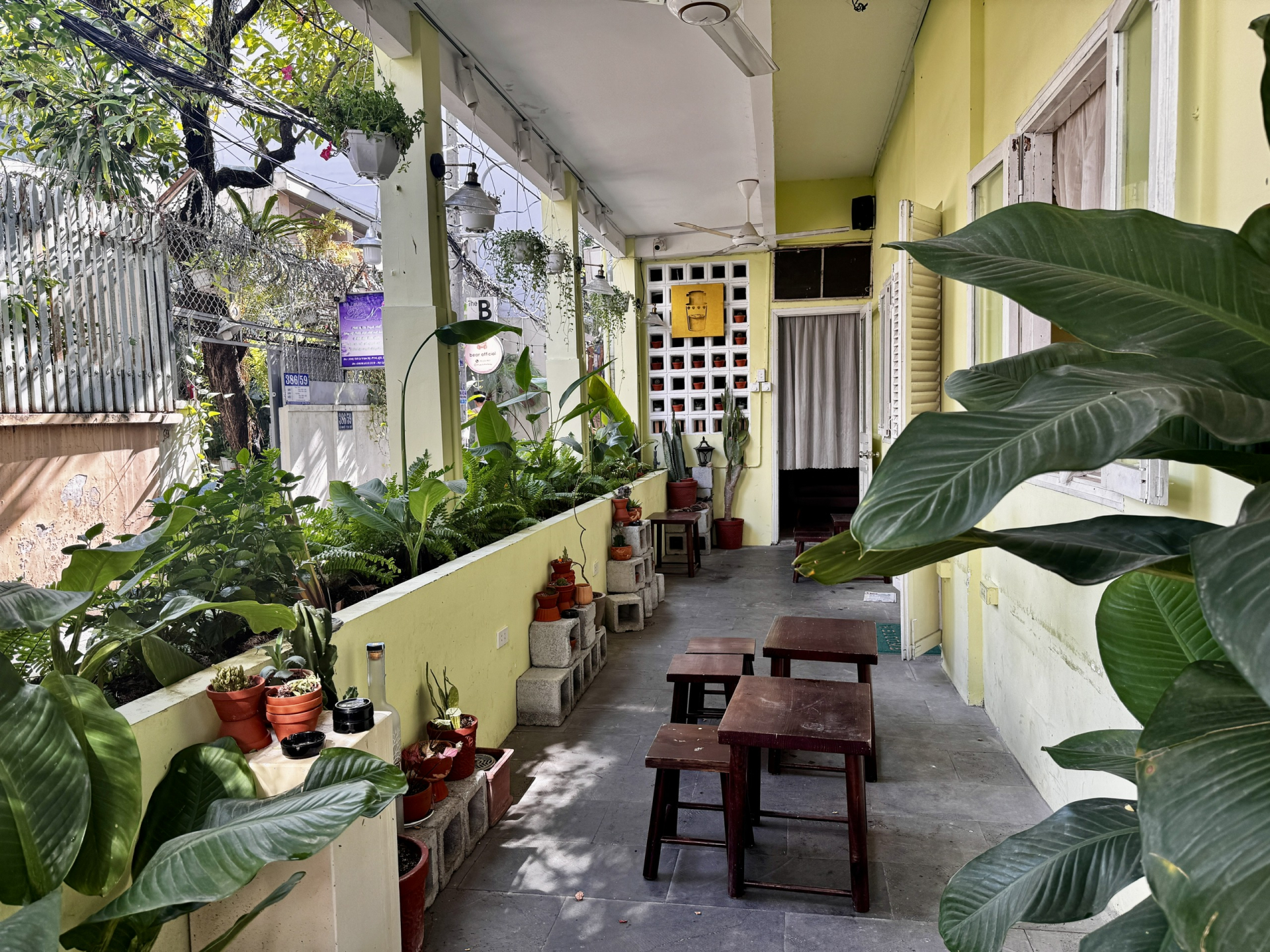 Kh&aacute;ch ngồi 10 tiếng tại qu&aacute;n c&agrave; ph&ecirc; v&agrave; đ&aacute;nh gi&aacute; 1 sao: Sự thật bất ngờ từ M&ecirc; Bistro Cafe - Ảnh 2.