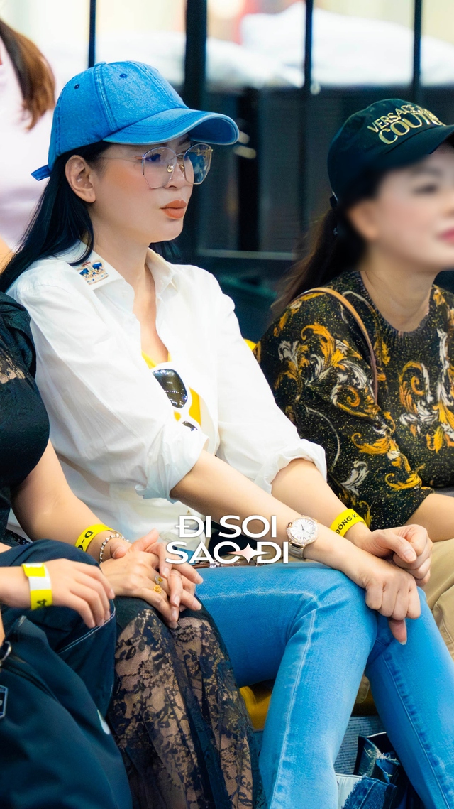 CLIP: Bắt trọn nhan sắc thực của vợ tỷ ph&uacute; Johnathan Hạnh Nguyễn đi xem Pickleball PPA Asia 100- Ảnh 1.