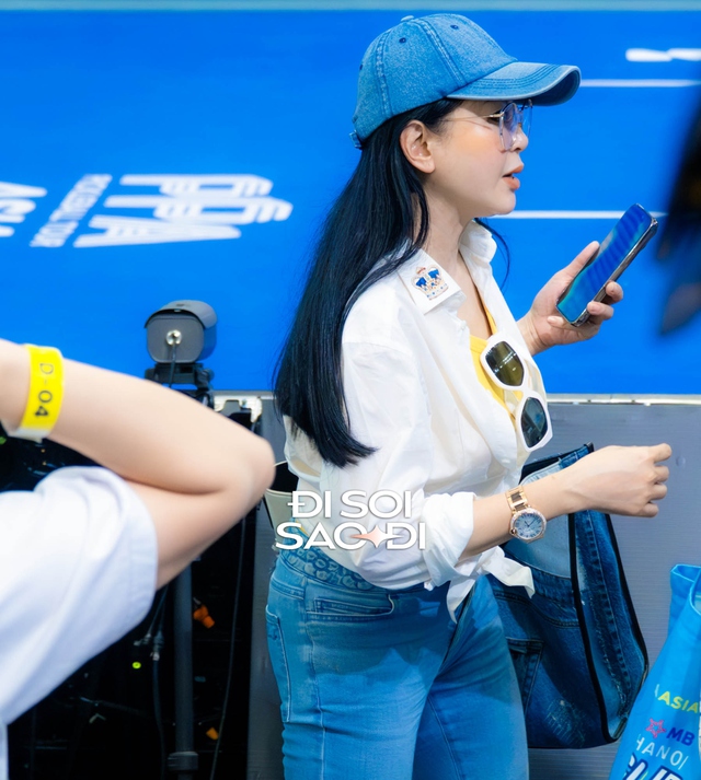 CLIP: Bắt trọn nhan sắc thực của vợ tỷ ph&uacute; Johnathan Hạnh Nguyễn đi xem Pickleball PPA Asia 100- Ảnh 3.