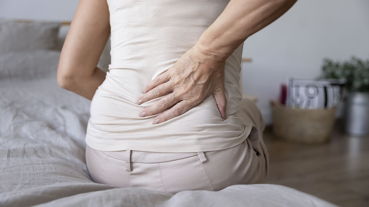 So sánh hình dáng cột sống khi nằm trên nệm quá mềm và quá cứng