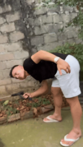 Quang Hải rửa xe Range Rover 8 tỷ v&agrave; chăm s&oacute;c c&acirc;y cối ngay trước nh&agrave; bố vợ - Ảnh 2.