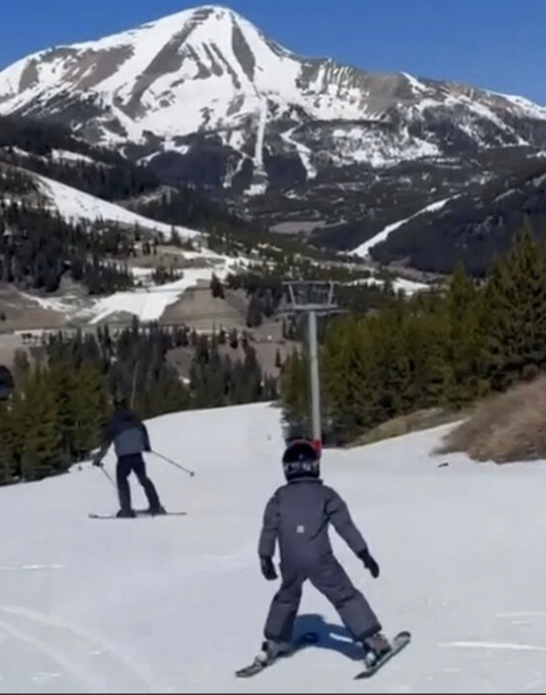 Meghan Markle chia sẻ clip con trai trượt tuyết: Điều bất thường khiến d&acirc;n mạng nghi ngờ - Ảnh 2.