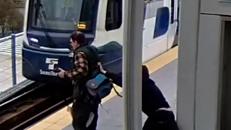 Người đ&agrave;n &ocirc;ng bị đẩy xuống đường ray t&agrave;u điện ngầm ở Seattle th&aacute;ng 3 / 2026 - Ảnh 1.