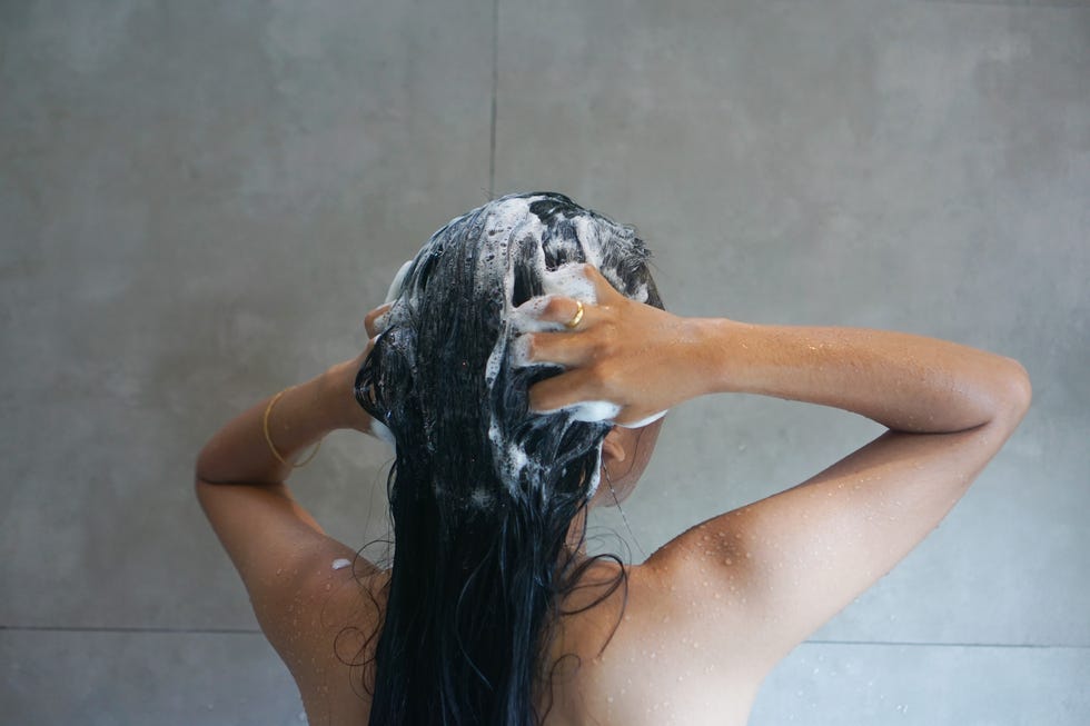 Gội đầu không phải cứ xả nước 2 lần là xong: Chuyên gia tóc chỉ ra 3 nguyên tắc “gội đúng cách”, nhiều người làm sai nên càng hại tóc - Ảnh 1.