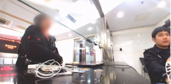 Cụ b&agrave; su&yacute;t mất 7,6 tỷ đồng v&igrave; cuộc gọi lừa đảo hủy t&agrave;i khoản bảo hiểm - Ảnh 2.