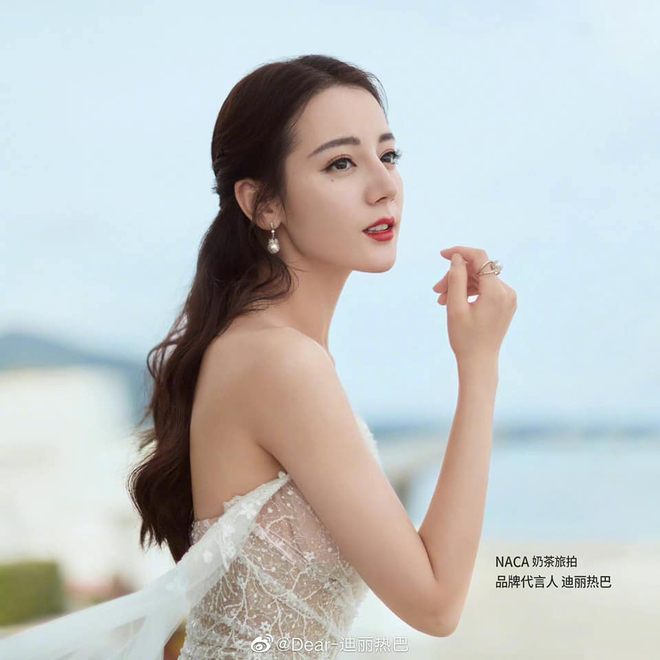 Địch Lệ Nhiệt Ba: Mỹ nh&acirc;n mặc v&aacute;y cưới đẹp nhất showbiz 2026 - Ảnh 10.