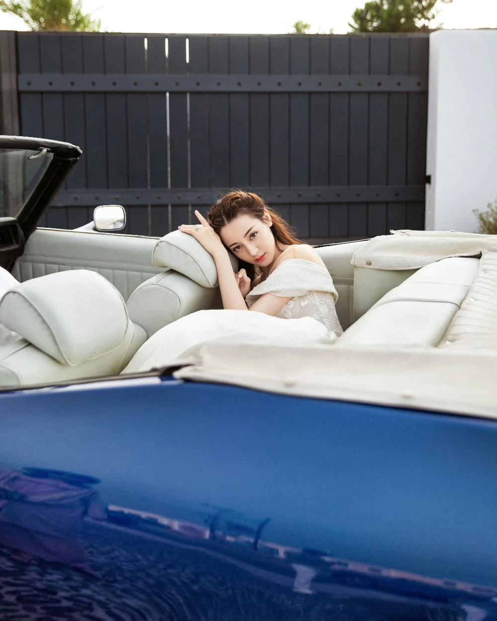 Địch Lệ Nhiệt Ba: Mỹ nh&acirc;n mặc v&aacute;y cưới đẹp nhất showbiz 2026 - Ảnh 13.