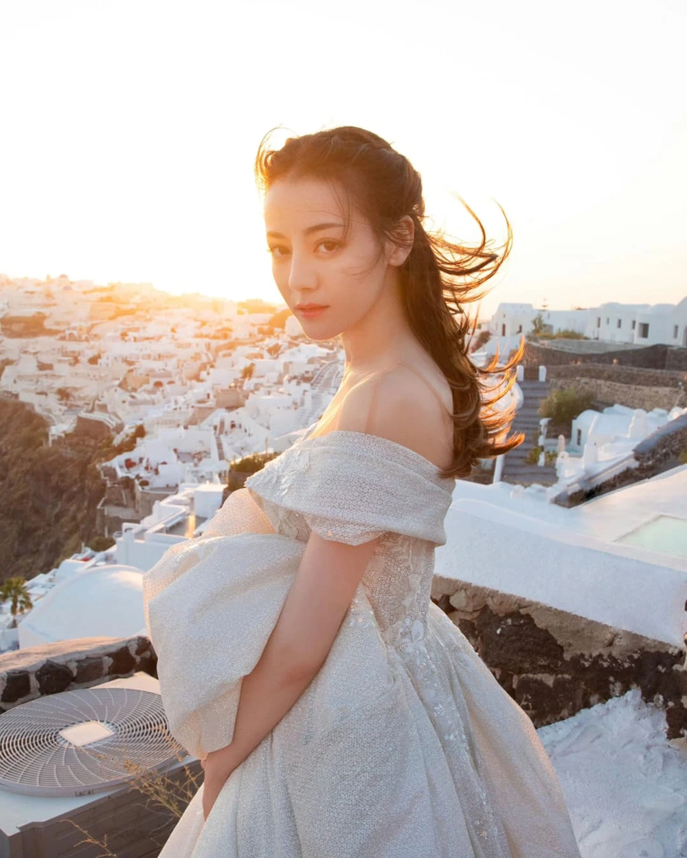 Địch Lệ Nhiệt Ba: Mỹ nh&acirc;n mặc v&aacute;y cưới đẹp nhất showbiz 2026 - Ảnh 11.