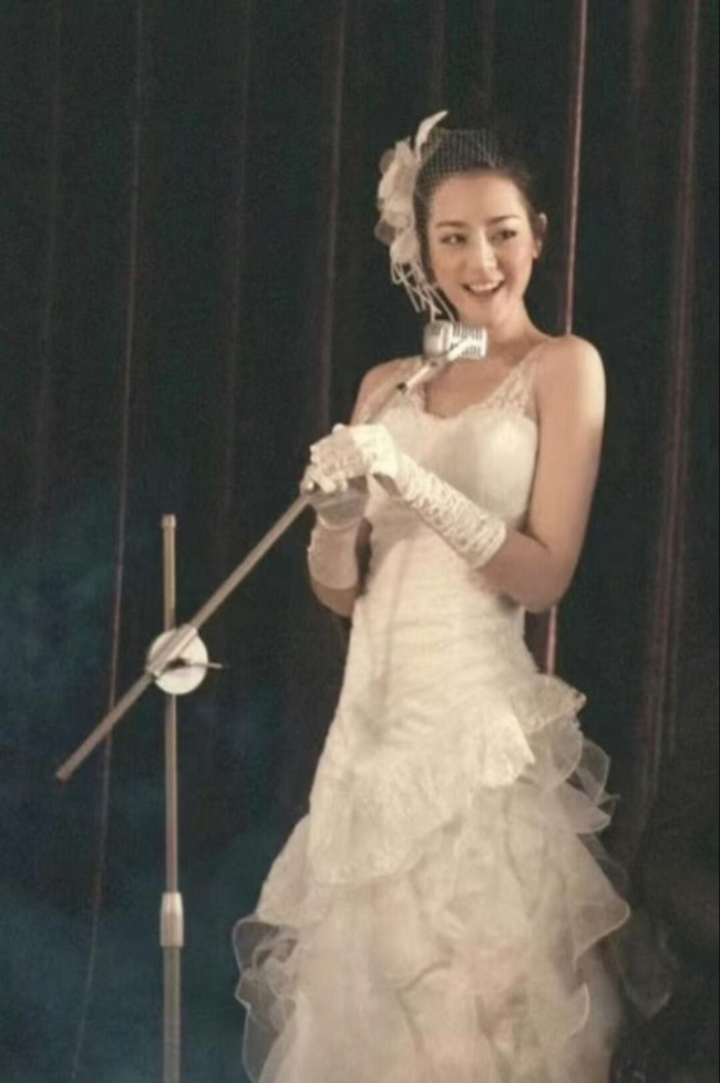 Địch Lệ Nhiệt Ba: Mỹ nh&acirc;n mặc v&aacute;y cưới đẹp nhất showbiz 2026 - Ảnh 4.