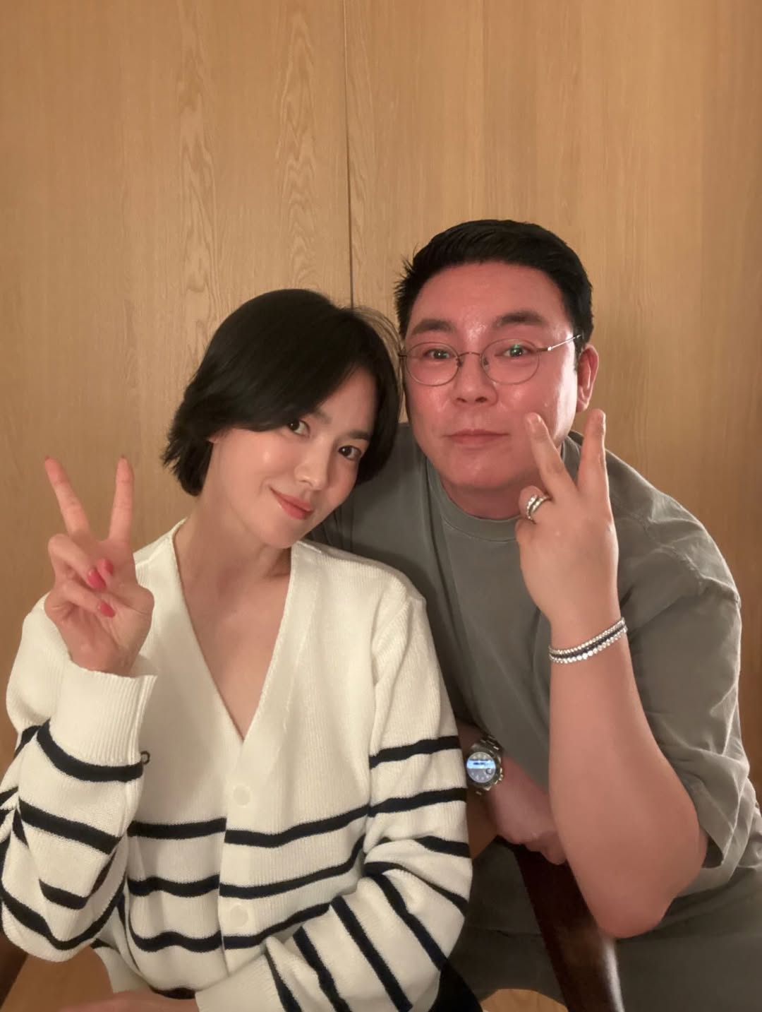 Song Hye Kyo th&acirc;n mật b&ecirc;n Raymond Chae giữa ồn &agrave;o ly h&ocirc;n với Song Joong Ki - Ảnh 1.