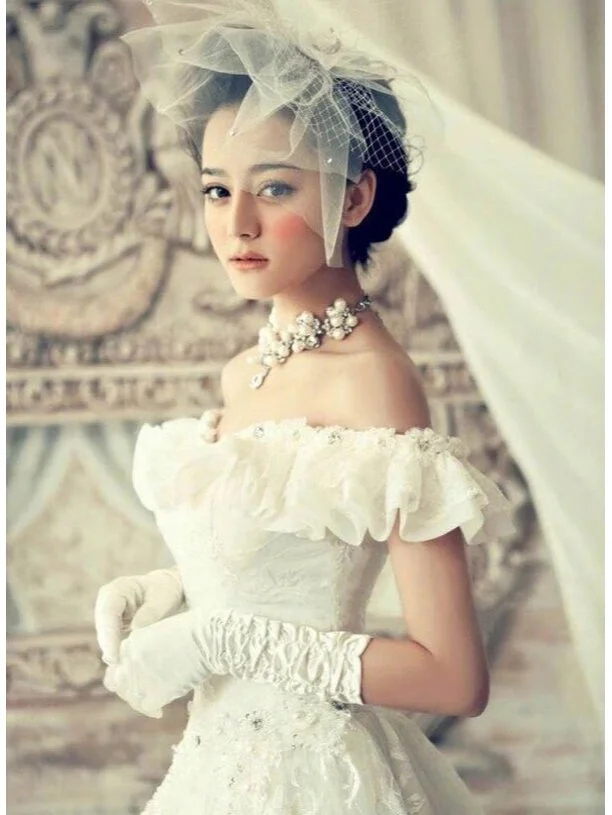 Địch Lệ Nhiệt Ba: Mỹ nh&acirc;n mặc v&aacute;y cưới đẹp nhất showbiz 2026 - Ảnh 1.