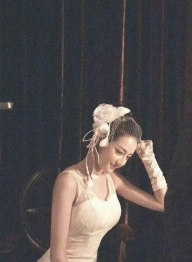 Địch Lệ Nhiệt Ba: Mỹ nh&acirc;n mặc v&aacute;y cưới đẹp nhất showbiz 2026 - Ảnh 6.